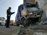 Rem Blong, Truk Tronton Seruduk Tempat Praktik Dokter Di Sukabumi