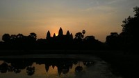 Foto: Lihatlah, Sang Surya perlahan muncul dari balik candinya. Ternyata, berburu sunrise di sana sudah menjadi kegiatan favorit para turs (Rangga/detikTravel)
