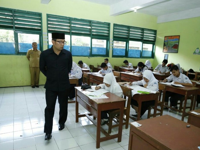 Tinjau Pelaksanaan UN SMP, Ridwan Kamil Pastikan Tak Ada Kecurangan