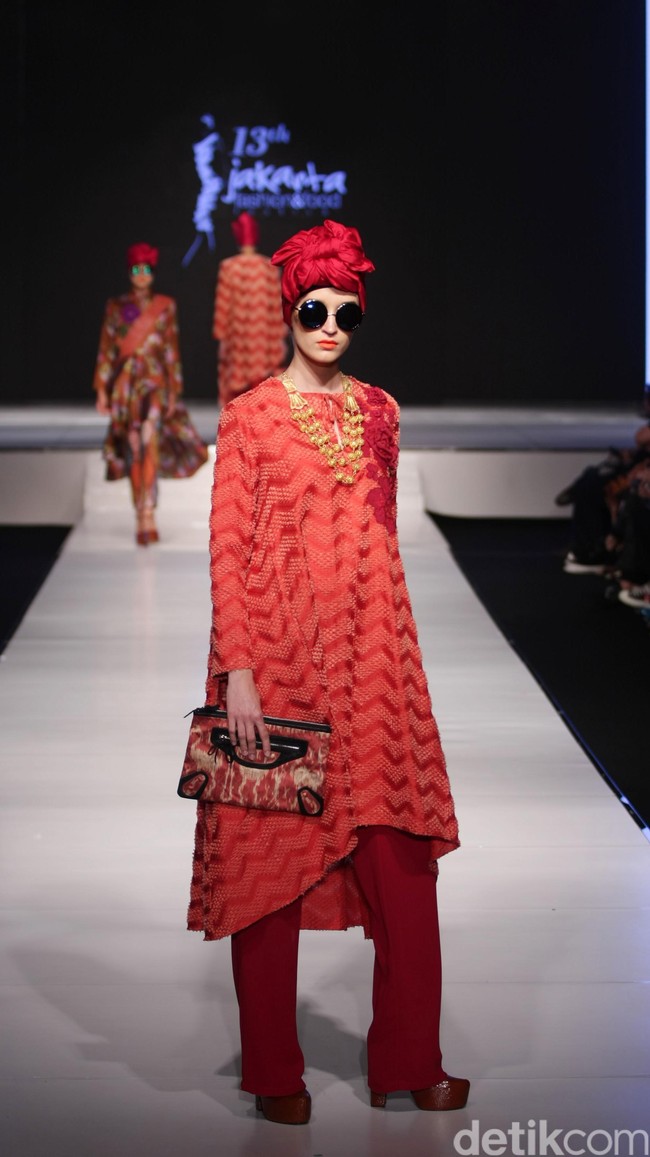 Itang Yunasz Kain Negeri Indonesia Barat. Jakarta Fashion & Food Festival 2016 at Hotel harris. Kelapa Gading. Jakarta. [Foto: Mohammad Abduh/Wolipop]
