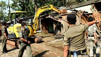 Satu per satu bangunan liar itu dirobohkan oleh alat berat. (Ist/Pemkab Purwakarta).