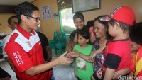 Warga menyalani Sandiaga Uno.