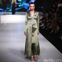 Chossy Latu Poise of Minang Kabau Kain Negeri Indonesia Barat. Jakarta Fashion & Food Festival 2016 at Hotel Harris. Kelapa Gading. Jakarta. [Foto: Mohammad Abduh/ Wolipop]