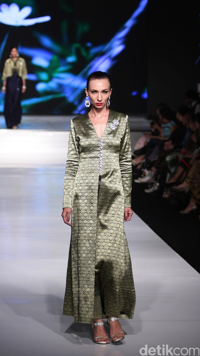 Chossy Latu Poise of Minang Kabau Kain Negeri Indonesia Barat. Jakarta Fashion & Food Festival 2016 at Hotel Harris. Kelapa Gading. Jakarta. [Foto: Mohammad Abduh/ Wolipop]