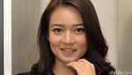 Gaya si Manis Stella Cornelia dengan Rok Mini