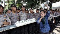 Puluhan polisi berjaga di depan gedung KPK.