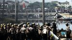 Warga Tolak Penggusuran, Dadap Mencekam