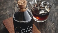 AQUARIUS : Anda suka berbagi ide dan menambah wawasan. Kopi cold brew yang mewakili gaya es kopi baru cocok untuk Anda. Cara baru membuat kopi ini menarik perhatian Anda.Foto: iStock