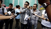 Kala ditanya perihal prostitusi, Robby enggan menjawabnya. Dia hanya meminta kepada semua pihak untuk menantikan kejutannya.
