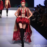 Chossy Latu Poise of Minang Kabau Kain Negeri Indonesia Barat. Jakarta Fashion & Food Festival 2016 at Hotel Harris. Kelapa Gading. Jakarta. [Foto: Mohammad Abduh/ Wolipop]