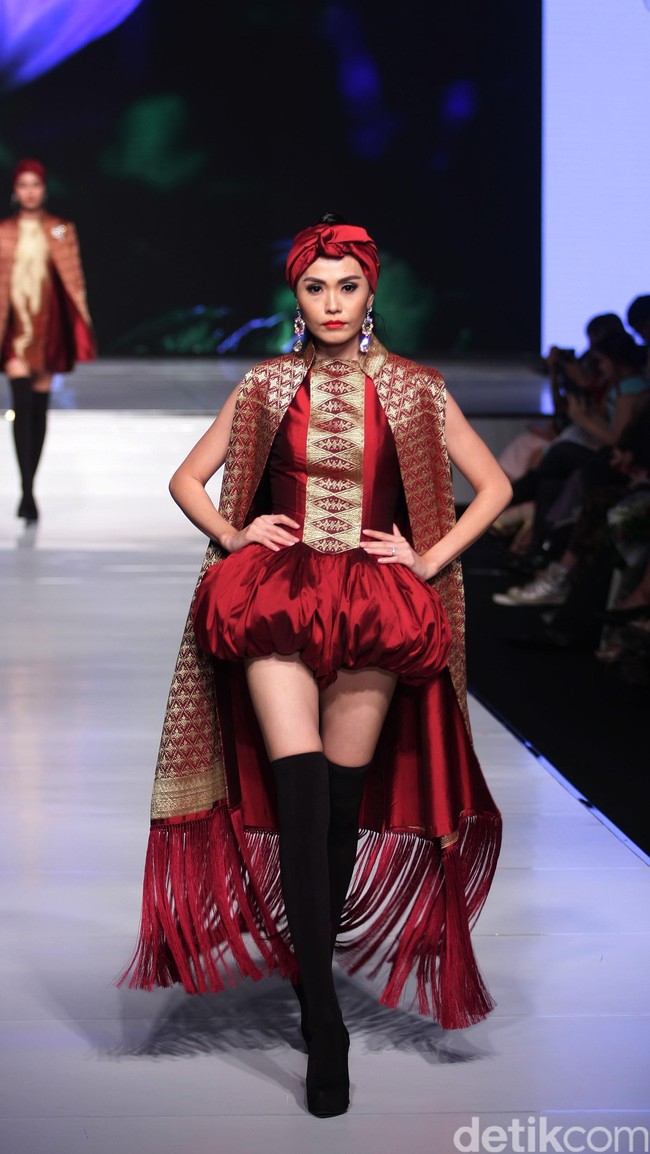 Chossy Latu Poise of Minang Kabau Kain Negeri Indonesia Barat. Jakarta Fashion & Food Festival 2016 at Hotel Harris. Kelapa Gading. Jakarta. [Foto: Mohammad Abduh/ Wolipop]