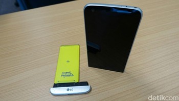 Namun sebagai diferensiasi, ponsel ini mengusung konsep modular. Bagian bawahnya bisa dibongkar pasang. Foto: detikINET/Muhammad Alif Goenawan