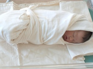 Pakar Ingatkan Risiko Kematian Bayi Mendadak yang Dibedong Saat Tidur