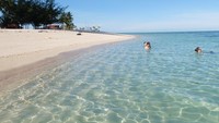 Foto: Paling asyik adalah berenang dan snorkeling di perairan Pulau Derawan. Apalagi saat menjelang siang, kala cahaya matahari sedang bagus-bagusnya sehingga daya pandang di dalam air terlihat bagus (Afif/detikTravel)