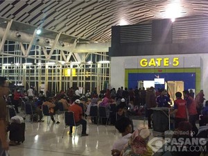Calon Penumpang Lion Air Menumpuk di Bandara Sultan Hasanuddin