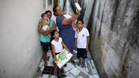 Jaquline merupakan ibu dari 4 anak. Anak pertamanya, Paulo, berusia 8 tahun anak kedua, Gabrielle, berusia 4 tahun. Tampak pada foto Jaquline mengambil foto selfie bersama 4 anaknya serta nenek mereka, Manyara. (Reuters/Nacho Doce)