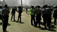 Saat ini petugas kepolisian, Satpol PP dan TNI masih di lokasi untuk meredam kerusuhan.