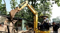 Bupati Purwakarta Dedi Mulyadi memantau penertiban bangunan liar di sepanjang Jalan Raya Bungursari, Selasa (10/5/2016). (Ist/Pemkab Purwakarta).