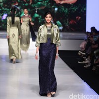 Chossy Latu Poise of Minang Kabau Kain Negeri Indonesia Barat. Jakarta Fashion & Food Festival 2016 at Hotel Harris. Kelapa Gading. Jakarta. [Foto: Mohammad Abduh/ Wolipop]