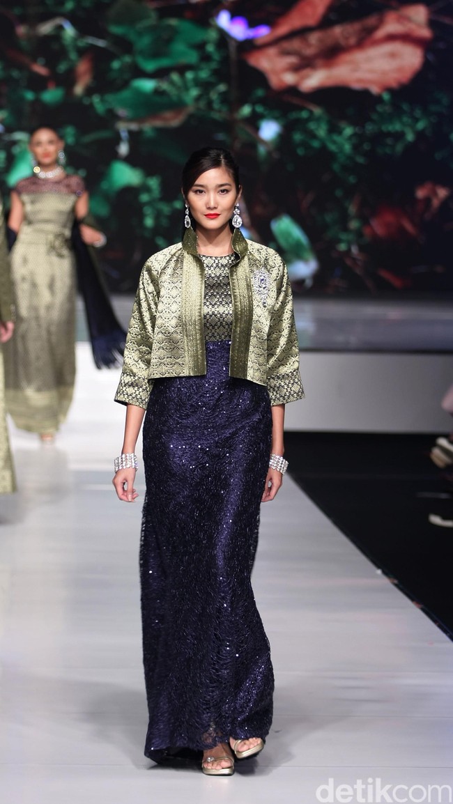 Chossy Latu Poise of Minang Kabau Kain Negeri Indonesia Barat. Jakarta Fashion & Food Festival 2016 at Hotel Harris. Kelapa Gading. Jakarta. [Foto: Mohammad Abduh/ Wolipop]