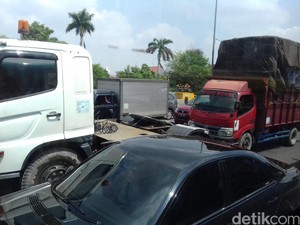 Macet Parah! Tol Cawang ke Jatiwaringin Butuh 2 Jam