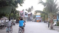 Foto: Beginilah suasana di desa Pulau Derawan. Tersedia banyak rumah makan, penginapan dan juga tempat penyewaan sepeda serta alat-alat snorkeling (Afif/detikTravel)