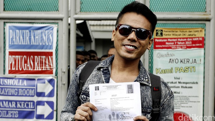 Muncikari Robby Abbas bebas dari LP Cipinang, Selasa (10/5). Makelar transaksi jasa prostitusi artis itu tarlihat sumringah saat dapat kembali menghirup udara bebas.