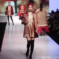 Chossy Latu Poise of Minang Kabau Kain Negeri Indonesia Barat. Jakarta Fashion & Food Festival 2016 at Hotel Harris. Kelapa Gading. Jakarta. [Foto: Mohammad Abduh/ Wolipop]