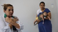 Bayi-bayi ini bisa memberikan kita jawaban. Apa yang membuat salah satu dari mereka terserang Zika dan satunya lagi tidak? Apakah karena faktor genetik? Adakah genome yang bisa menangkal infeksi Zika? Pertanyaan-pertanyaan inilah yang sedang coba kami jawab, tutur Mayana Zatz, Direktur Human Genome Research Center, Sai Paulo University. (Reuters/Nacho Doce)