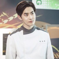 Leader EXO, Suho, pernah diterpa isu miring tentang ayahnya yang tergabung dalam fraksi pemerintah pro-Jepang. Gosip itu menyebar cukup luas di kalangan netizen, menyebabkan Suho dan ayahnya sempat dibenci netizen. Namun akhirnya terungkap kalau gosip itu hanya isapan jempol belaka. Foto: Aura Media