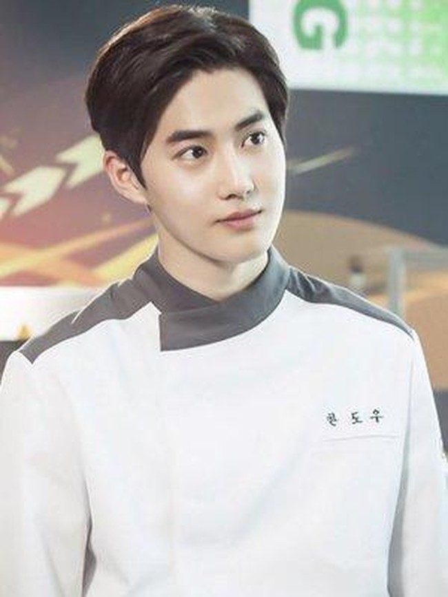 Leader EXO, Suho, pernah diterpa isu miring tentang ayahnya yang tergabung dalam fraksi pemerintah pro-Jepang. Gosip itu menyebar cukup luas di kalangan netizen, menyebabkan Suho dan ayahnya sempat dibenci netizen. Namun akhirnya terungkap kalau gosip itu hanya isapan jempol belaka. Foto: Aura Media