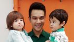 Gemes! Anak Kembar Jonathan Frizzy Cute Banget
