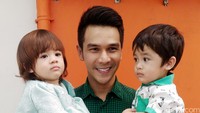 Jonathan alias Ijonk bersama Zac dan Zoe usai mengisi acara Basa-basi, Selasa (10/5/2016).
