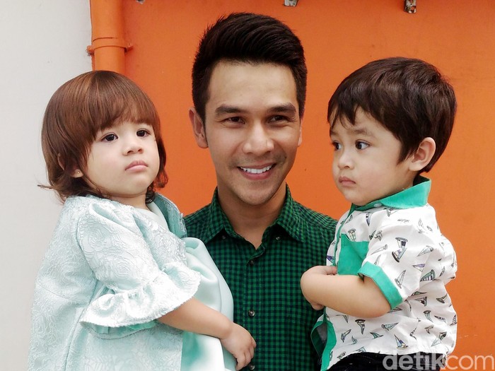 Jonathan Frizzy dan anak kembarnya, Zac Jaden Frizzy Simanjuntak dan Zoe Joanna Frizzy Simanjuntak di Trans TV