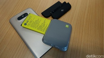 Ada beberapa aksesoris yang bisa dipasang, yaitu grip kamera ataupun perangkat audio kualitas tinggi. Foto: detikINET/Muhammad Alif Goenawan