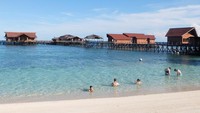Foto: Pantai di Pulau Derawan memiliki pasir putih nan lembut. Asyik untuk bersantai dan foto-foto di sini (Afif/detikTravel)