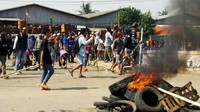 Warga yang menolak bangunannya ditempeli stiker Surat Peringatan (SP2) melakukan aksi bakar ban di tengah jalan.