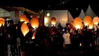 Para komunitas pemilik Grand Livina dan jajaran manajemen NMI melepas lampion sebagai simbol harapan untuk menjadi lebih baik di tahun 2016. Ist/Nissan.
