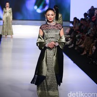 Chossy Latu Poise of Minang Kabau Kain Negeri Indonesia Barat. Jakarta Fashion & Food Festival 2016 at Hotel Harris. Kelapa Gading. Jakarta. [Foto: Mohammad Abduh/ Wolipop]