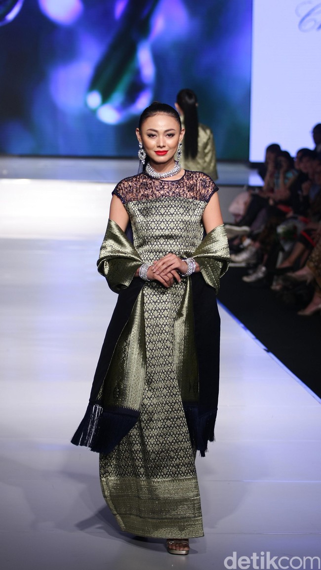Chossy Latu Poise of Minang Kabau Kain Negeri Indonesia Barat. Jakarta Fashion & Food Festival 2016 at Hotel Harris. Kelapa Gading. Jakarta. [Foto: Mohammad Abduh/ Wolipop]