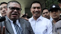 Suparman keluar gedung KPK dengan didampingi pengacaranya Razman Arief Nasution.