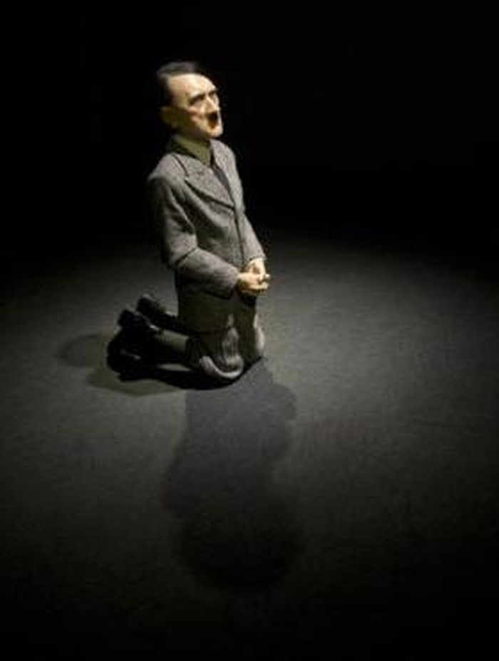 Patung Hitler Berlutut Dilelang Rp 228 Juta