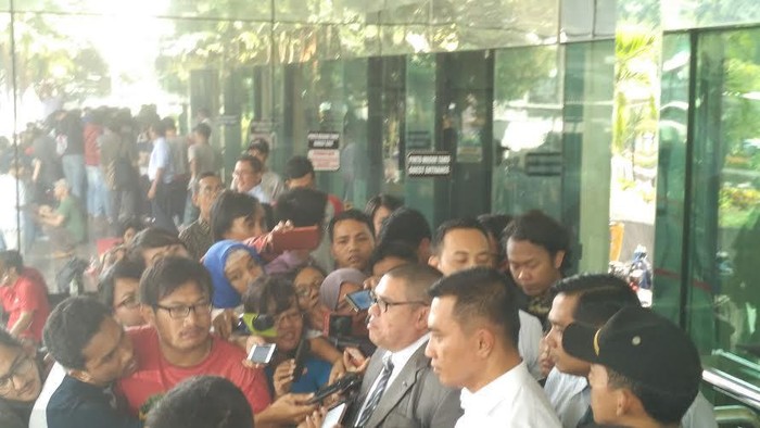 Bupati Rokan Hulu Dicecar 30 Pertanyaan oleh Penyidik KPK