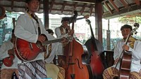 Foto: Tapi tidak hanya mendengarkan musik keroncong dari keturunan Portugis langsung, traveler juga bisa berjoget bersama dan mencoba menari ala Portugis. Setiap tahun baru, juga ada perayaan Rebo-Rebo dan Mandi-mandi setelahnya (Randy/detikTravel)
