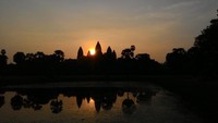 Foto: Angkor Wat merupakan candi di Siem Reap, Kamboja. Candi peninggalan Raja Suryawarman II yang dibangun sejak abad ke-12 ini juga asyik didatangi saat matahari terbit (Rangga/detikTravel)