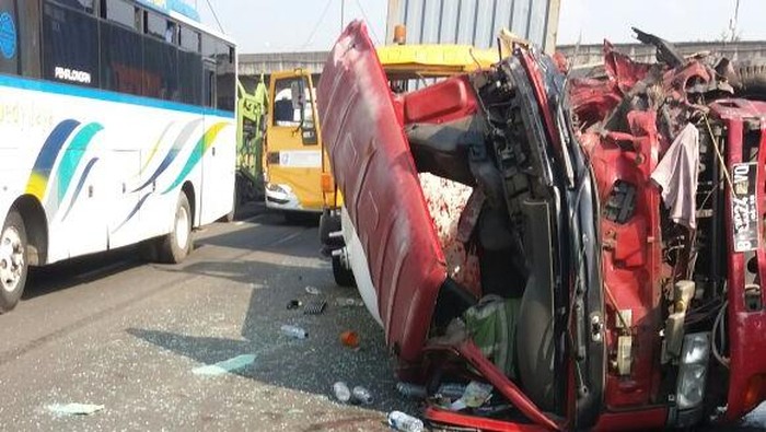 Kecelakaan 3 Truk di KM 24 Tol Cikampek, Lalin Menuju Cikarang Merayap 21 Km