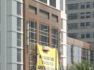 Spanduk Protes Lucy in The Sky di Sudirman Mansion Dipasang Lagi
