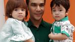 Gemes! Anak Kembar Jonathan Frizzy Cute Banget