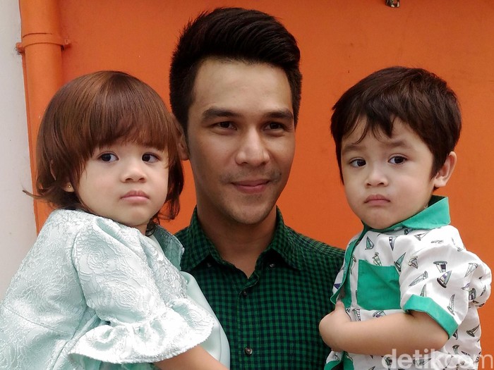 Jonathan Frizzy Tak Batasi Anak Tampil di Televisi