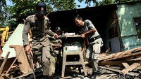 Satpol PP mengangkut barang-barang dari dalam bangunan yang akan dibongkar. (Ist/Pemkab Purwakarta).